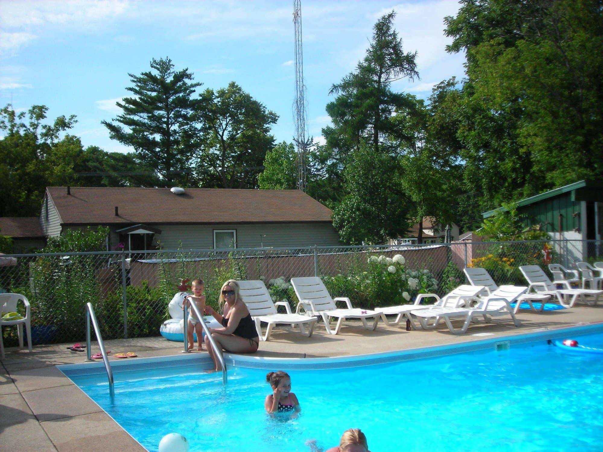 Deer Trail Motel Wisconsin Dells Extérieur photo